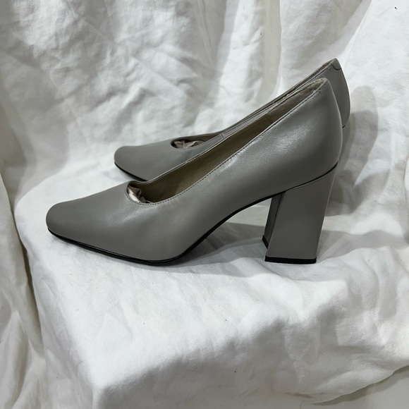 GRAY LEATHER SHOES SOURCE UNKNOWN 6 1/2 B, HEEL HEIGHT IS 3 1/2” INCHES. - Picture 8 of 16